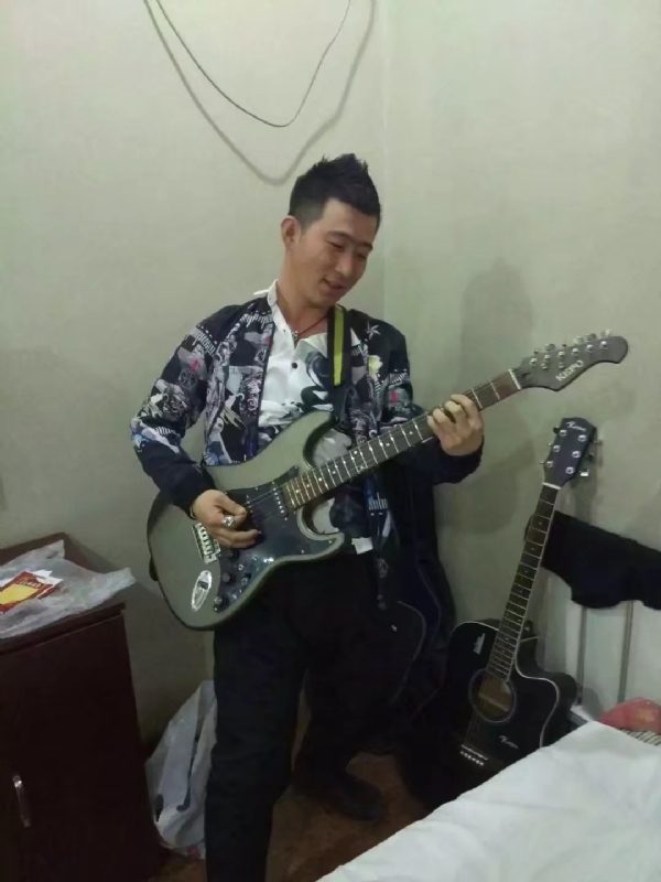 小吉他的第一张照片--泰安相亲服务中心