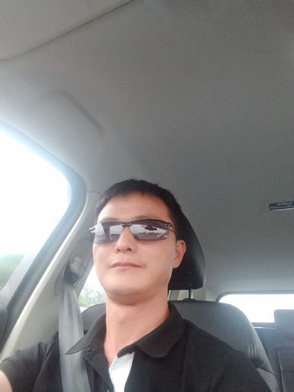 孤独的男人的第二张照片--泰安相亲服务中心