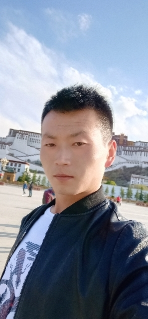 阳光下的小草的第一张照片--泰安相亲服务中心