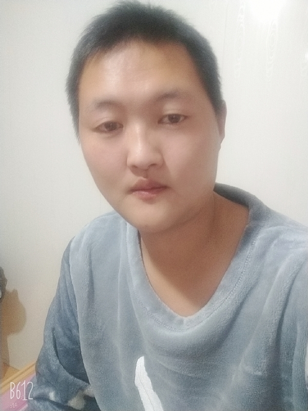 烟圈里透着伤的第一张照片--泰安相亲服务中心