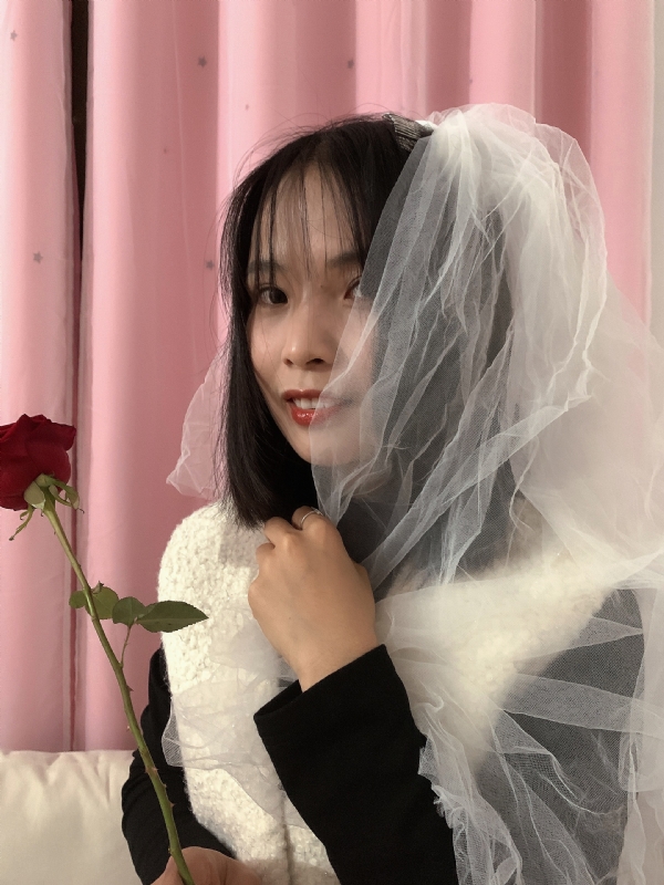 持紫菜包饭的女孩的第一张照片--泰安相亲服务中心