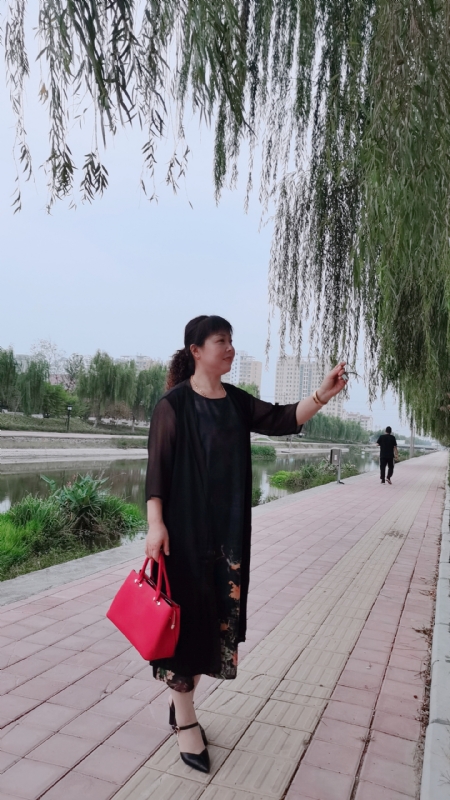 周本玲的第一张照片--泰安相亲服务中心