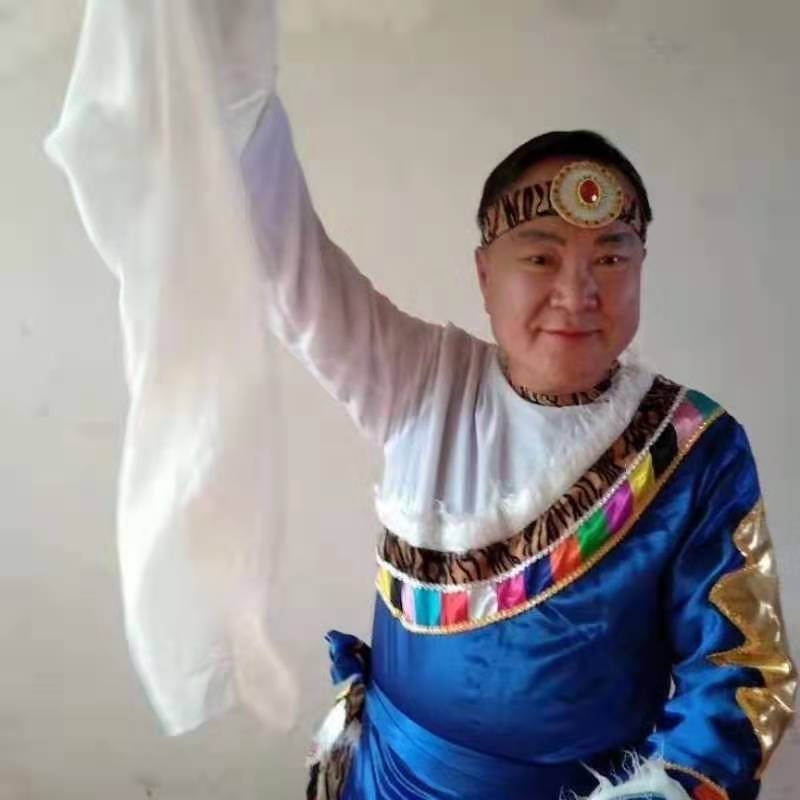 走在冷风中的第一张照片--泰安相亲服务中心