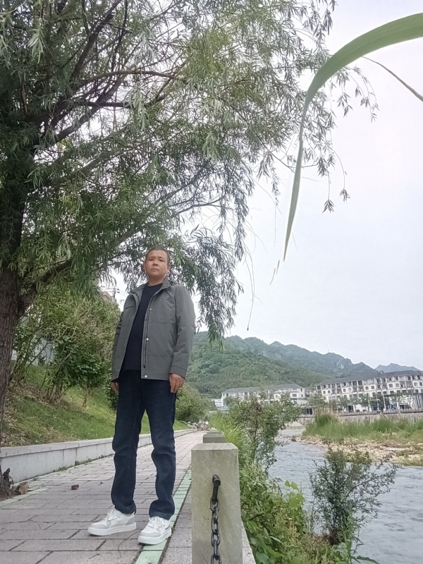 飞雪飘零的第一张照片--泰安相亲服务中心