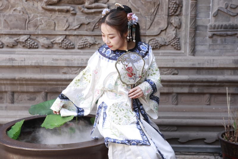 认真的雪的第一张照片--泰安相亲服务中心